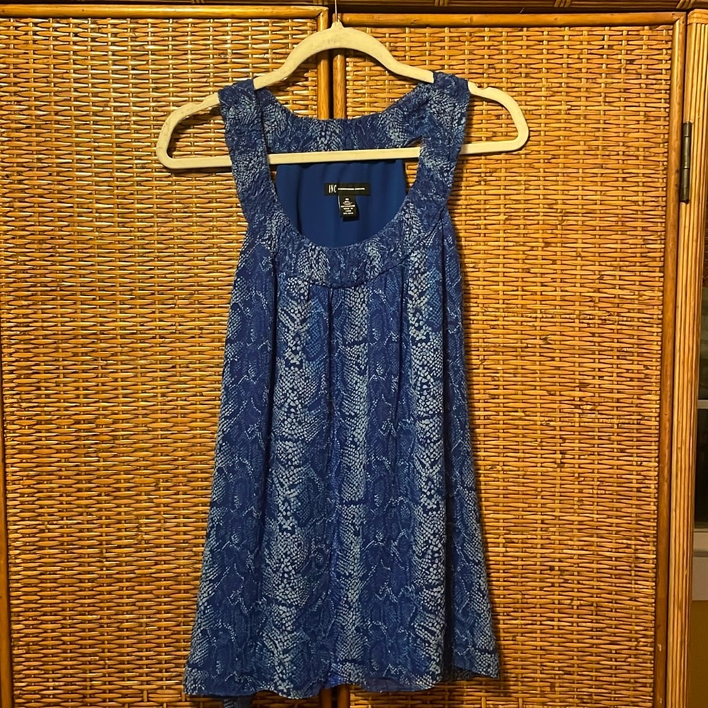 International Concepts blue snakeskin pattern sleeveless top size 10. Lined poly